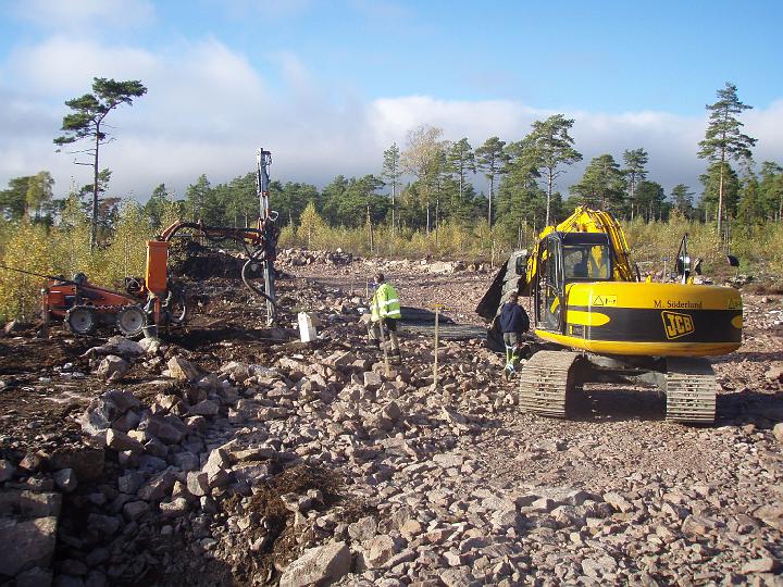 bosse borrar vid solbergsvagen oster om tomt 4, 43121.JPG - Bosse borrar vid Solbergsvägen öster om tomt 4, kv 43121.